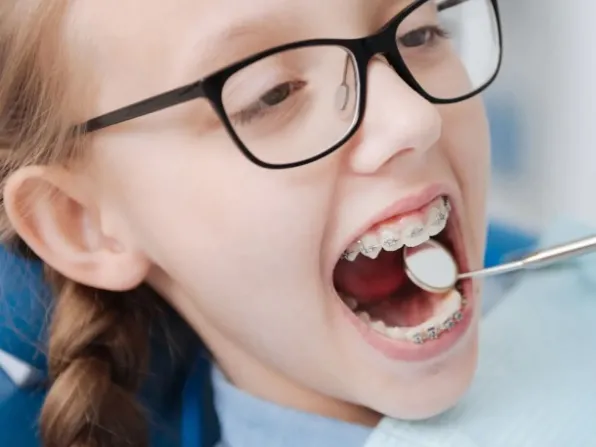 Jakie są różnice w przebiegu leczenia ortodontycznego dzieci i dorosłych?